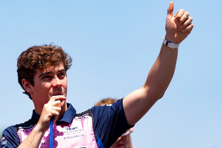 Así saludó Colapinto a los hinchas argentinos en la previa al GP de Barcelona.
(EFE/Siu Wu)
