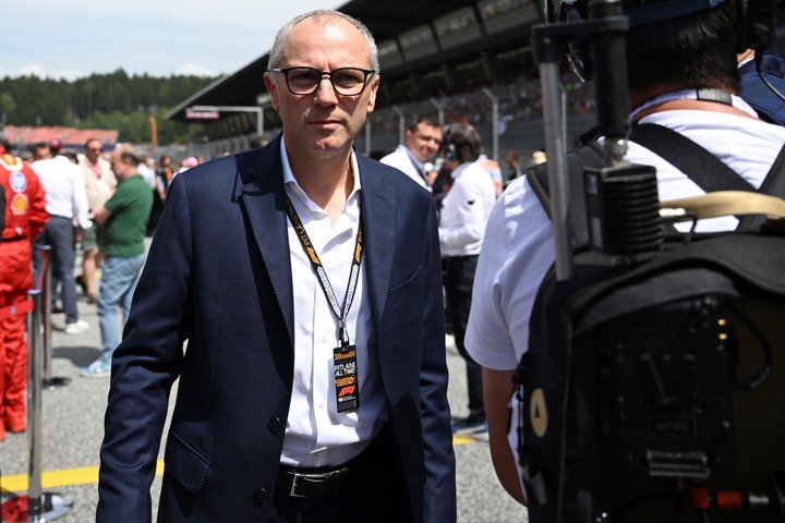 Stefano Domenicali, el presidente de la F1, habla con gente de la Ciudad.