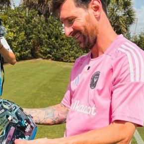 Con dedicatoria incluida, Franco Colapinto le regaló su casco a Lionel Messi