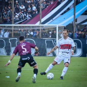 Morón: empate, diez sin perder y cerca de la cima
