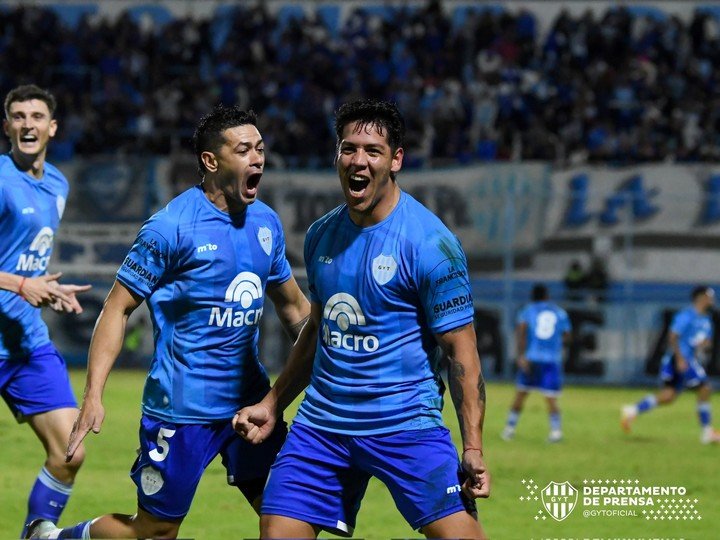 Contín festeja el 2-1 del Albo en Salta (Prensa Gimnasia y Tiro)