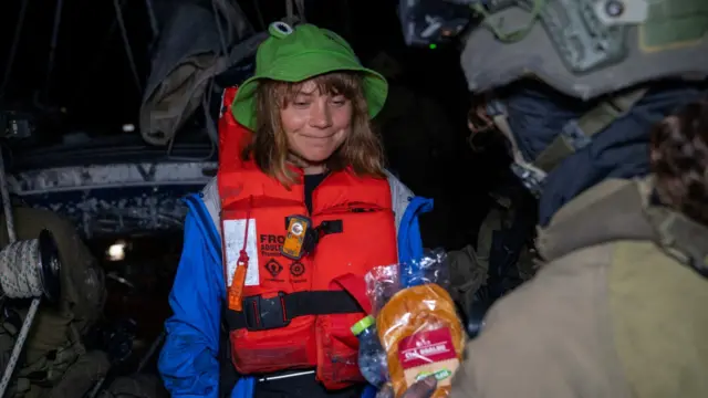 Greta Thunberg con chaleco salvavidas es detenida por las autoridades de israel. 