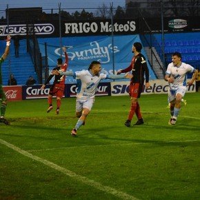 Tremendo: metió un doblete lesionado para derrotar a Colón