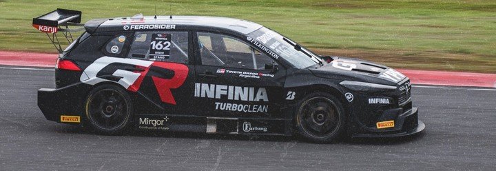 Emiliano Stang a bordo de su Toyota durante la qualy en Rosario.