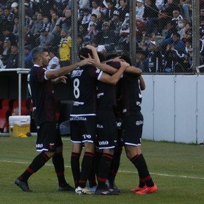 Colón se quedó con un partidazo: ganaba 4-1 y casi se lo empatan