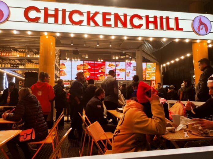 Chicken Chill acelera su llegada a Córdoba y compite con el rumor de KFC
