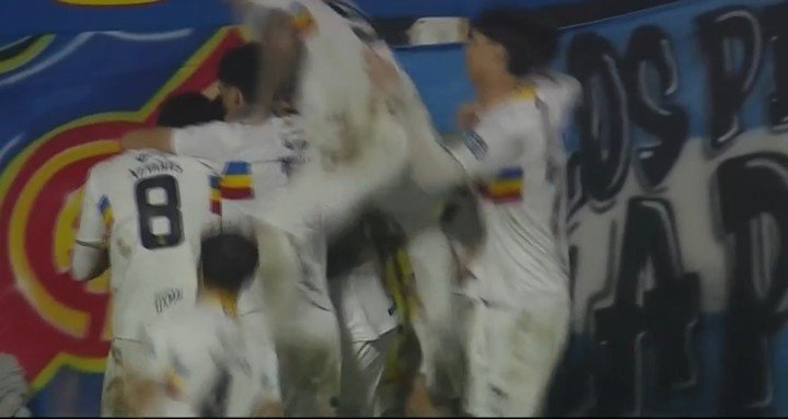 El festejo de gol de Colegiales.