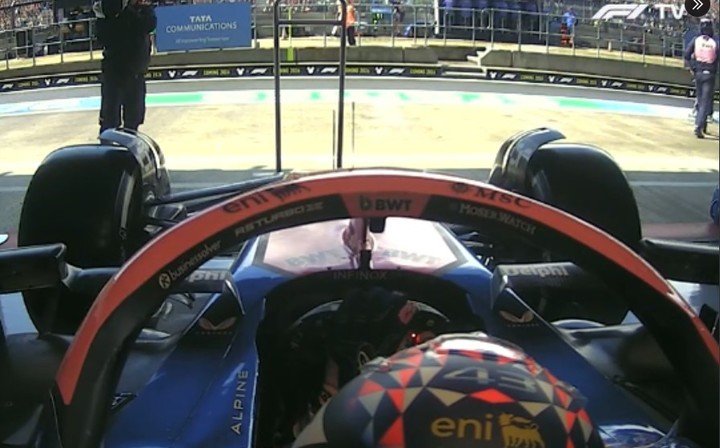 Franco Colapinto en boxes, el domingo, con el auto retirado.