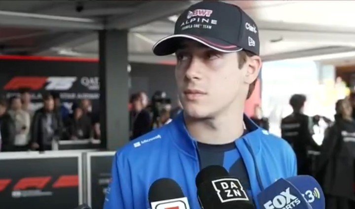 Franco Colapinto respondiendo a la prensa en Silverstone.