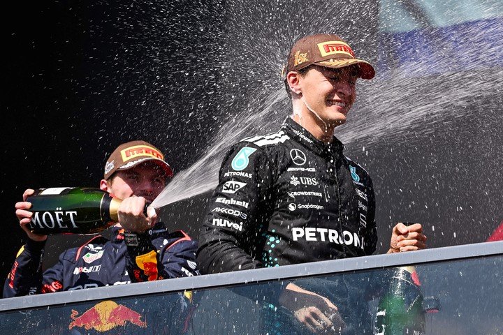Russell le dio la espalda a Verstappen en el podio. (David Kirouac-Imagn Images)