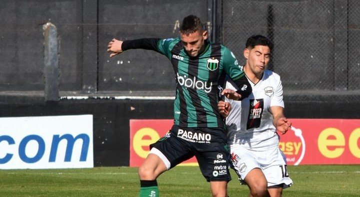 Alan Lorenzo con la camiseta de Chicago. (Foto: Nueva Chicago)