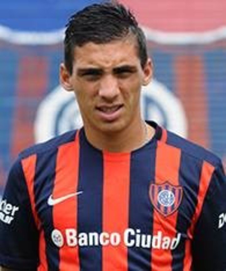 Alejandro Melo con la camiseta de San Lorenzo.
