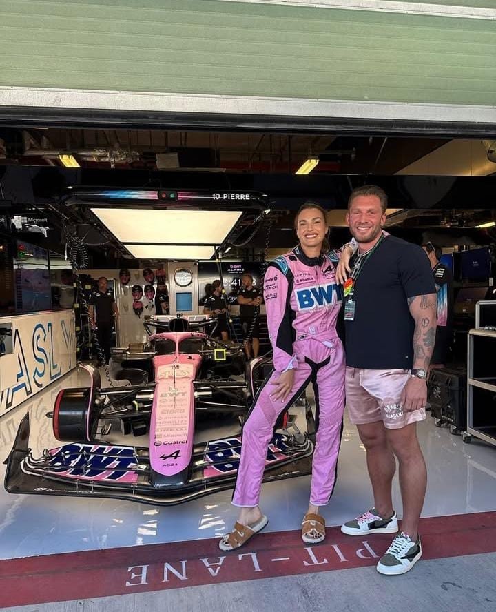 Sabalenka, con el auto de Gasly y el antiflama de Alpine. (Foto: @ArynaSabalenka)