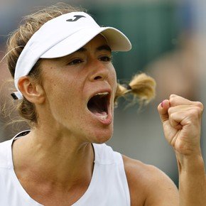 Con un dedo lesionado, Solana Sierra hizo historia y avanzó a octavos de final en Wimbledon