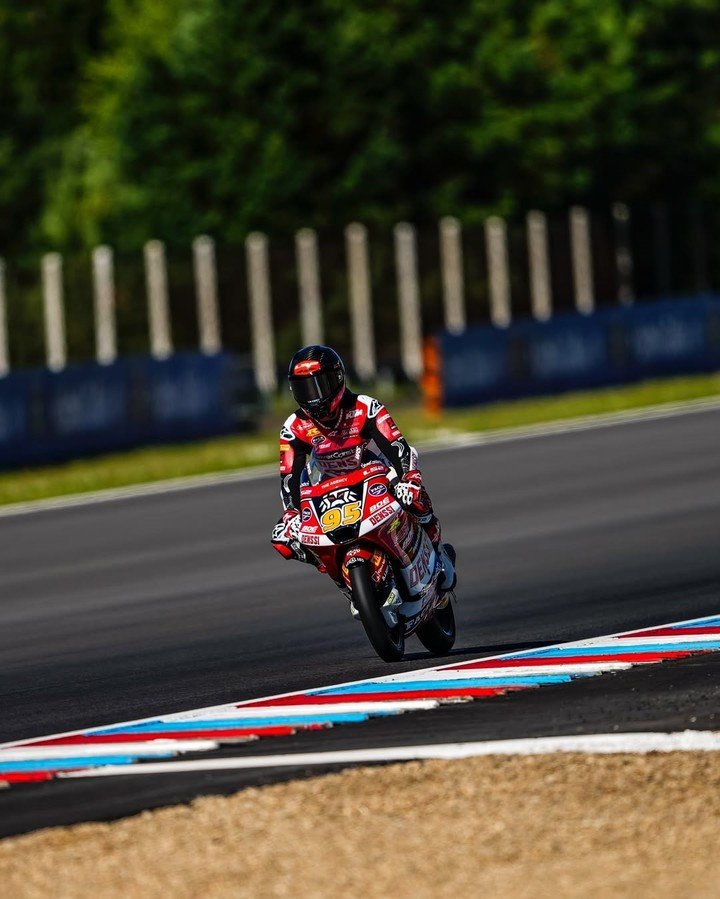 A toda velocidad, Marco Morelli en acción durante la qualy de Moto3 en Brno.