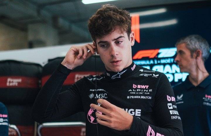 Franco Colapinto, vestido de piloto.