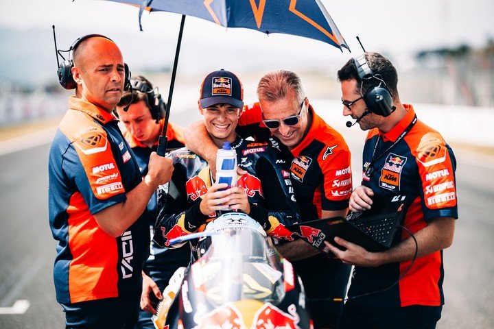 Valentín Perrone junto a Hervé Poncheral, director de Tech3, y el resto del equipo. (@Tech3Racing)