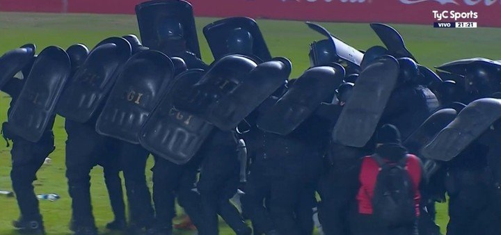 Los jugadores de Colón salieron del campo de juego escoltados por la policía.