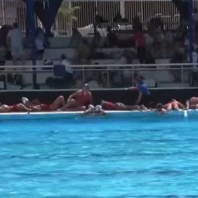 Video: hubo disparos y nadaron para salir urgente de la piscina