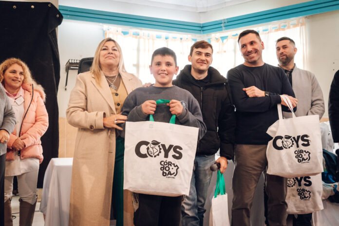 Estudiantes municipales de sexto grado recibieron sus buzos de egresados de la Economía Circular