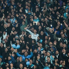Por qué los hinchas de Racing estuvieron ocho horas adentro de la cancha de Peñarol