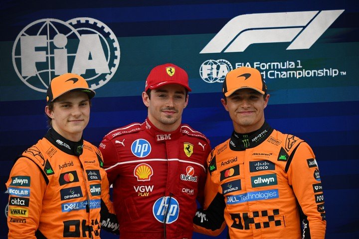 Leclerc entre los McLaren: así posaron los tres más rápidos de la clasificación en Hungría.
(EFE/EPA/Zsolt Czegledi)
