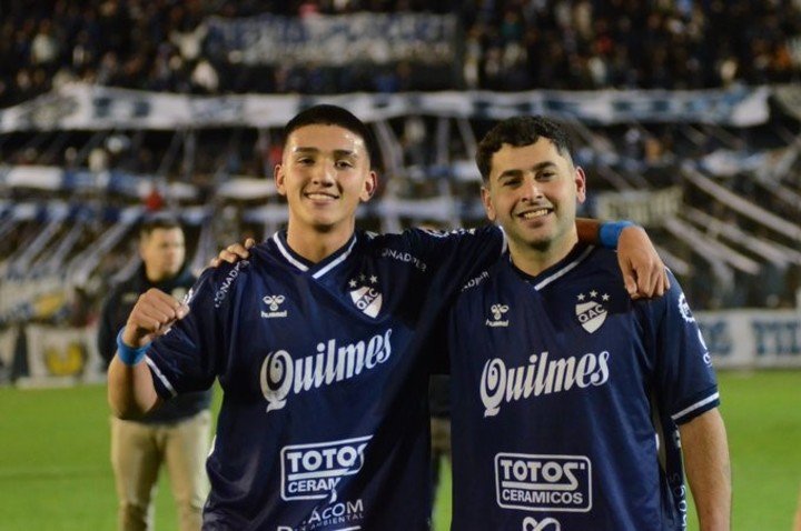 Coronel y Vázquez festejan el 2-0 de Quilmes (Prensa Quilmes)
