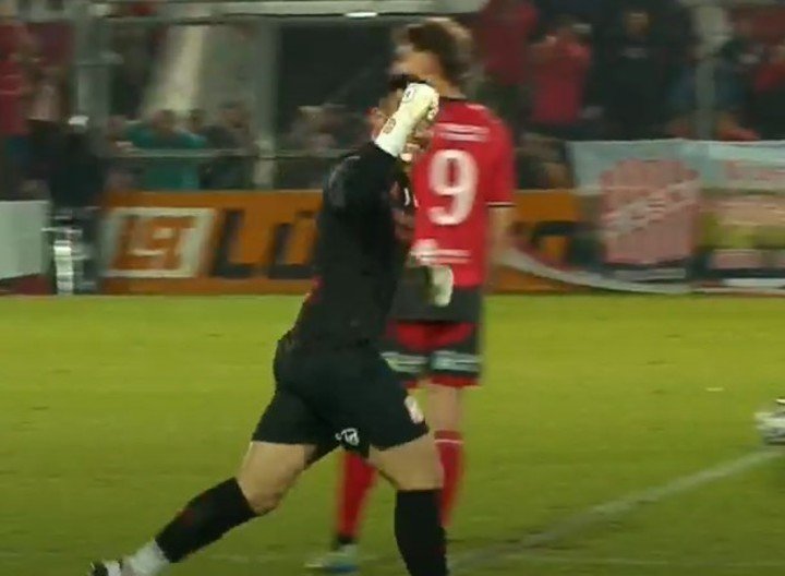 El festejo de gol de Sand, arquero del Santo.