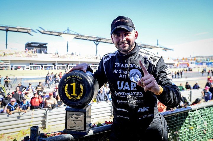 Así festejó Martín Vázquez su primera victoria en el TC, en la fecha anterior en Villicum.
(Prensa ACTC)