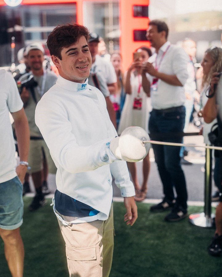 Colapinto con el traje de esgrima. (@alpinef1team)
