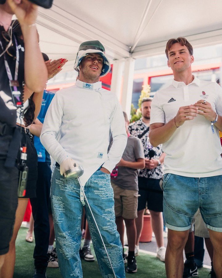 Gasly con uno de los medallistas olímpicos de París. (@alpinef1team)