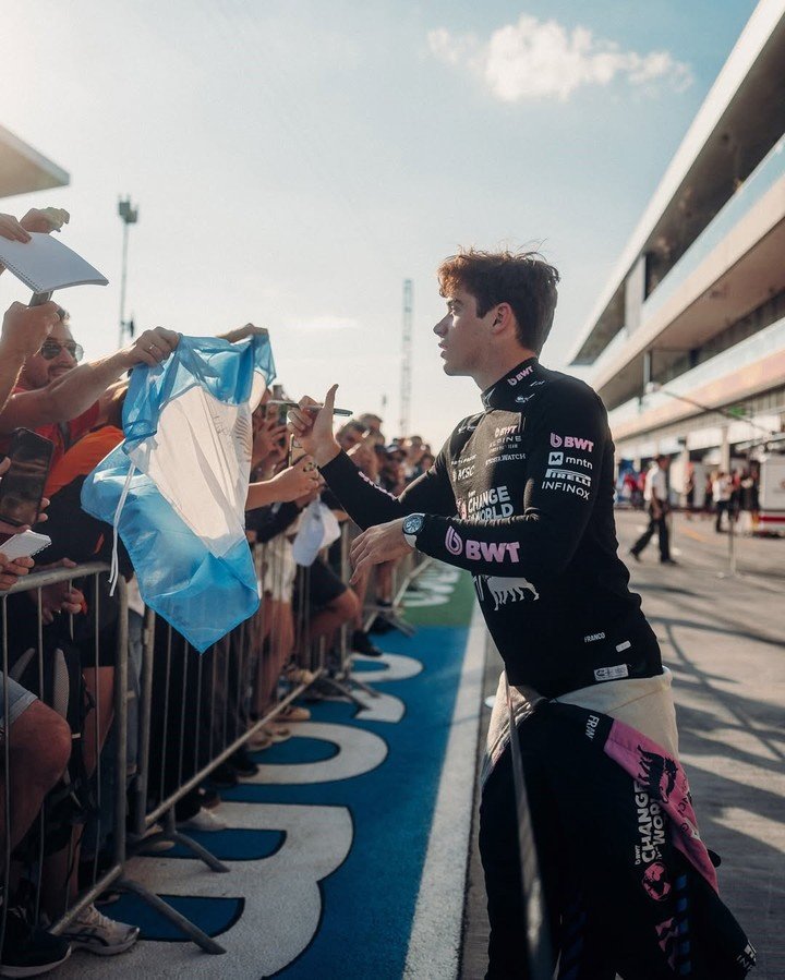 Colapinto firmando para los argentinos en Hungría. (@alpinef1team)