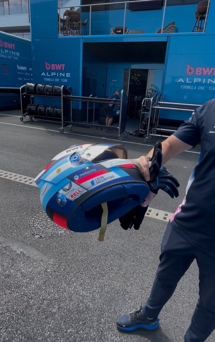 El casco de Colapinto listo para volver a usarse tras el accidente. (@TelemetricoF1)
