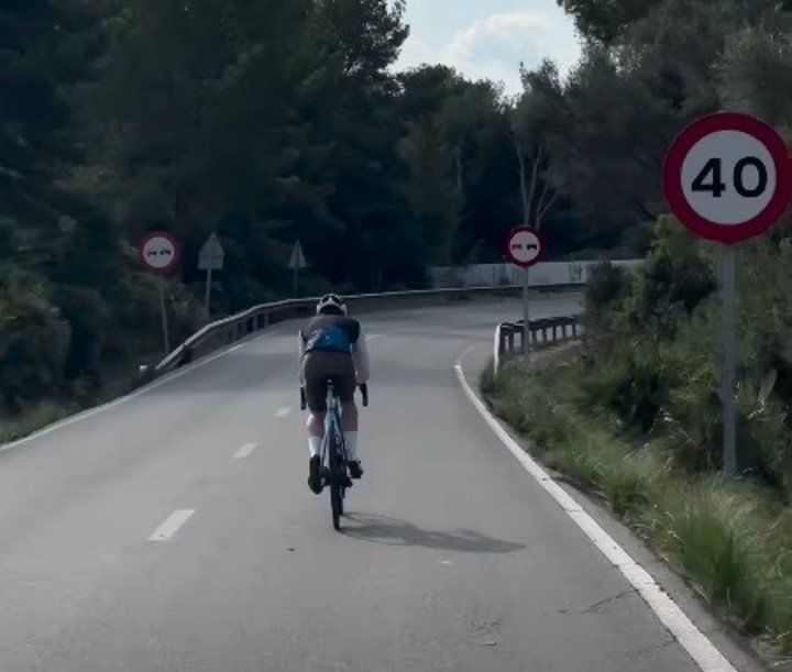 Colapinto salió a pasear en bicicleta.