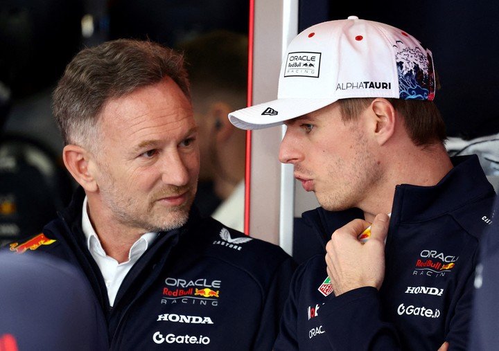 Christian Horner junto a Max Verstappen durante su etapa en Red Bull, antes de su salida del equipo.
(REUTERS/Issei Kato/File Photo)