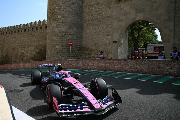 Colapinto corrió bien en Bakú, pero sufrió un choque que lo perjudicó. (Photo by Ozan KOSE / AFP)