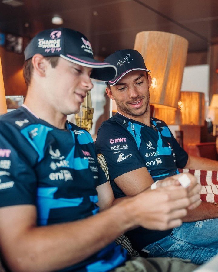 Colapinto dijo que está aprendiendo francés. Tiene que hacerse entender con su equipo y coequiper, Gasly. (@alpinef1team)