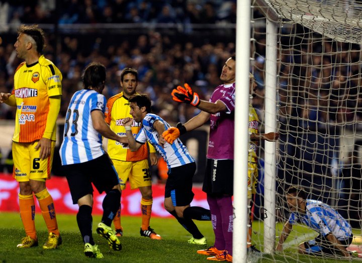 Crucero contra Racing en Avellaneda.