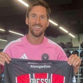 El equipo del Regional Amateur que tiene una foto de Lionel Messi con su camiseta