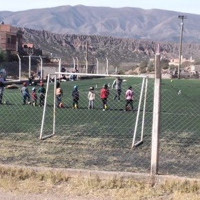 Con los chicos, no: el extraño corte de redes de los arquitos de fútbol en Humahuaca