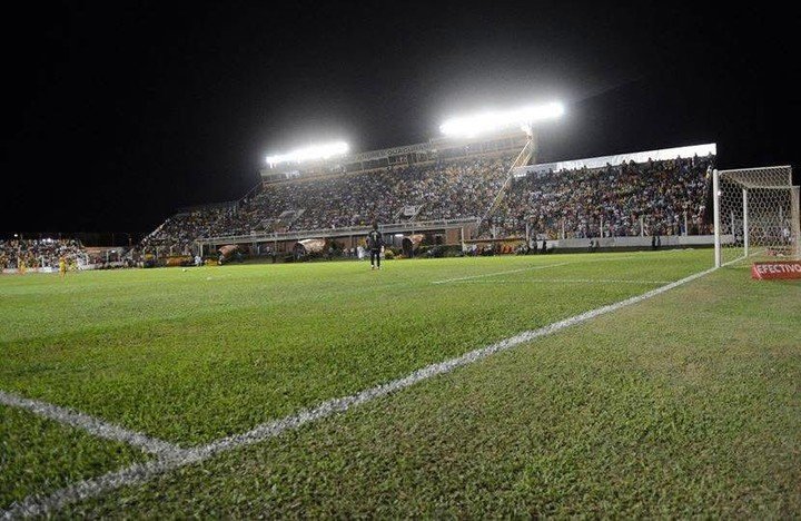 El contraste: cancha llena, cancha vacía...