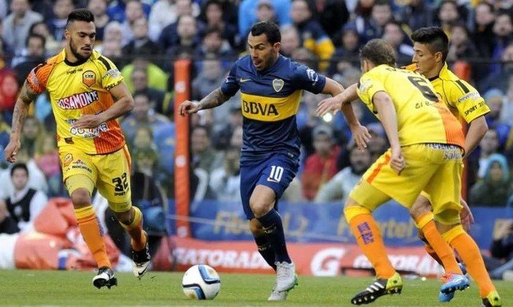 Una postal de Boca (con Carlos Tevez) contra Crucero del Norte en La Bombonera.