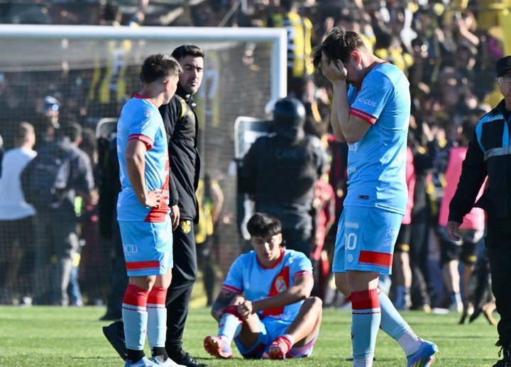 Arsenal desendió a la PB en el mismo siglo que salió campeón de todo (Foto: Prensa Dep. Madryn)