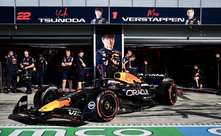 También hubo cambios mínimos en el auto de Verstappen. (REUTERS/Marco Bertorello)