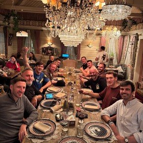 Colapinto, con la camiseta de Boca en la cena previa al arranque del GP de Azerbaiyán