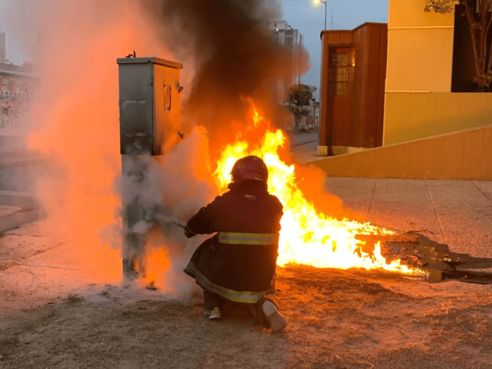 Bomberos sofocaron un incendio frente al Hospital de Urgencias de Córdoba
