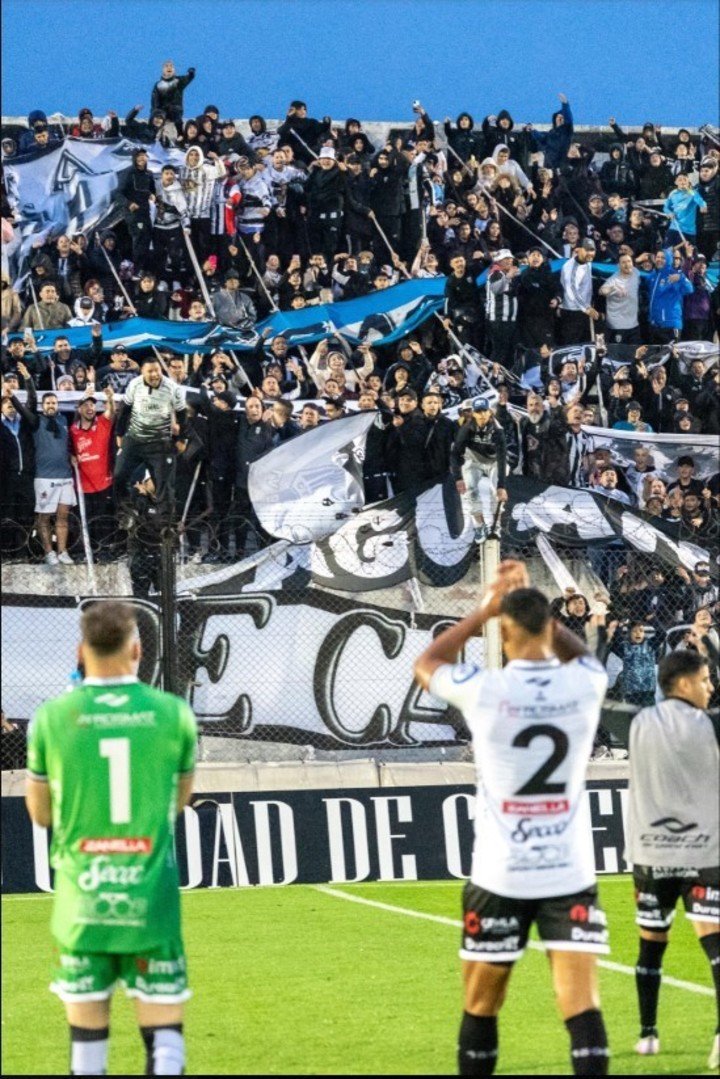 Estudiantes de Caseros, sueña con el ascenso. Foto: @EstudiantesOK