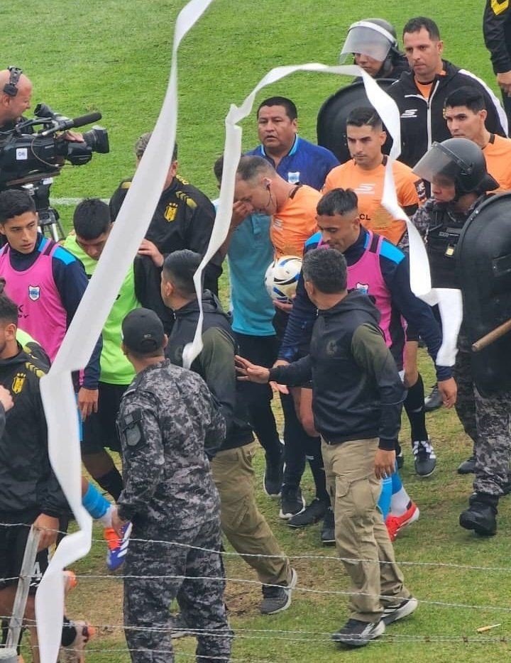 Así se retiró Lucas Comesaña de la cancha al finalizar el primer tiempo en Jujuy (Foto: @Primeranaciona).