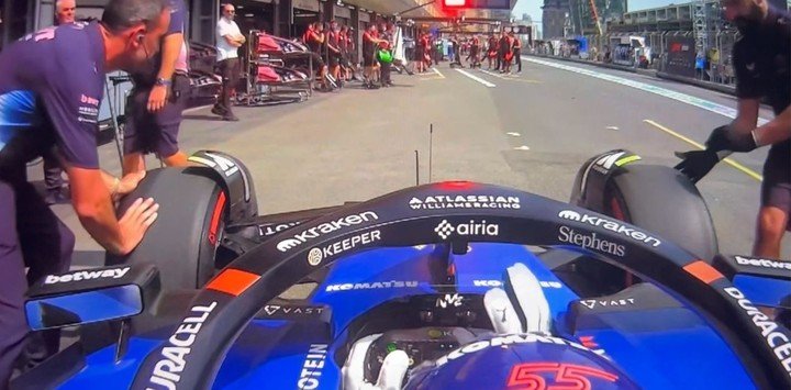 Sainz, con Williams, en el box de Alpine en Azeirbayán.