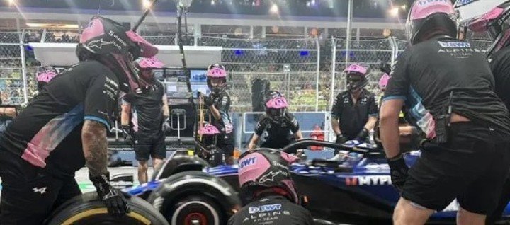 Colapinto, con Williams, en el box de Alpine en el 2024.